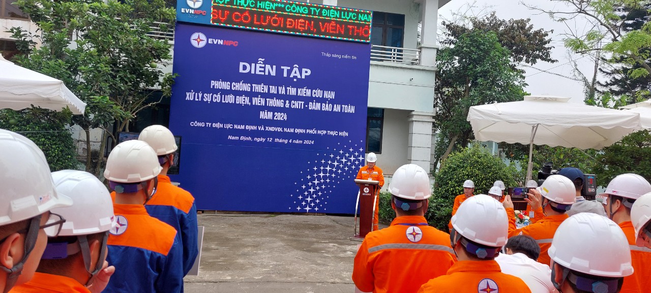  Xí nghiệp Dịch vụ Điện lực Nam Định phối hợp với Công ty Điện lực Nam Định diễn tập PCTT & TKCN năm 2024